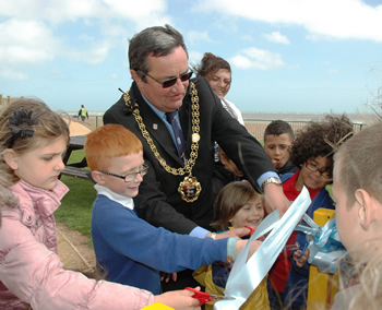 Cllr Roberts Cutting ribbon DSC_6101